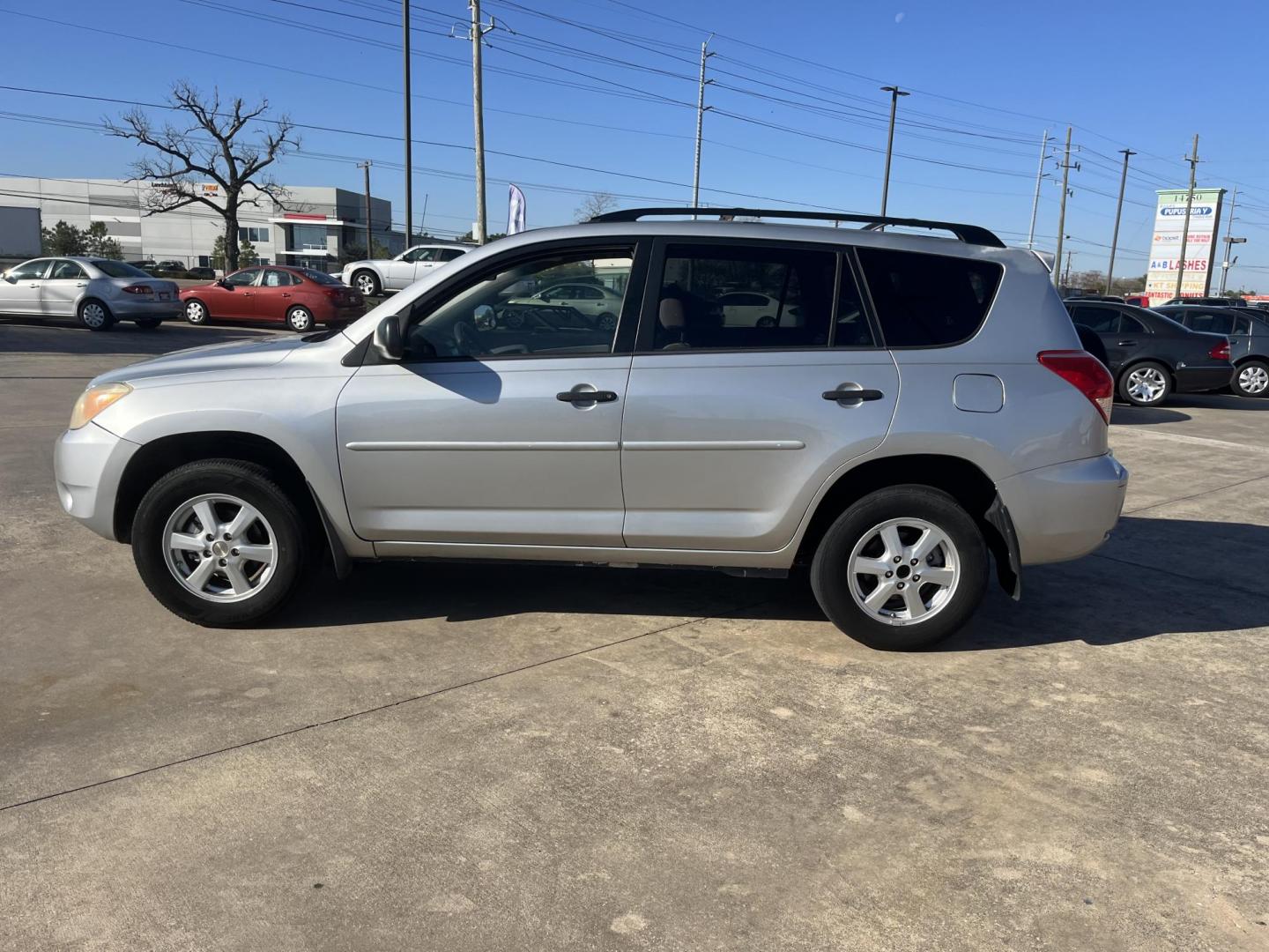 2008 silver /black Toyota RAV4 Base I4 2WD (JTMZD33V786) with an 2.4L L4 DOHC 16V engine, 4-Speed Automatic transmission, located at 14700 Tomball Parkway 249, Houston, TX, 77086, (281) 444-2200, 29.928619, -95.504074 - Photo#3