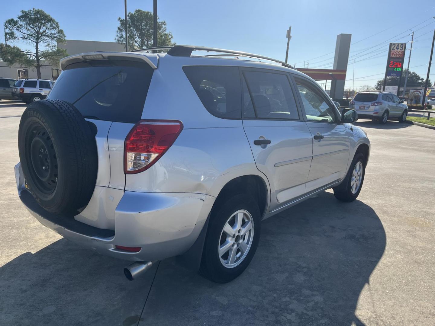 2008 silver /black Toyota RAV4 Base I4 2WD (JTMZD33V786) with an 2.4L L4 DOHC 16V engine, 4-Speed Automatic transmission, located at 14700 Tomball Parkway 249, Houston, TX, 77086, (281) 444-2200, 29.928619, -95.504074 - Photo#5