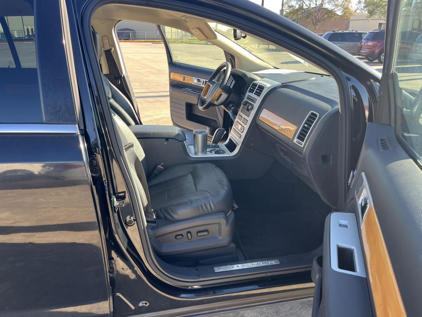 2010 Black /TAN Lincoln MKX FWD (2LMDJ6JC9AB) with an 3.5L V6 DOHC 24V engine, 6-Speed Automatic transmission, located at 14700 Tomball Parkway 249, Houston, TX, 77086, (281) 444-2200, 29.928619, -95.504074 - Photo#11