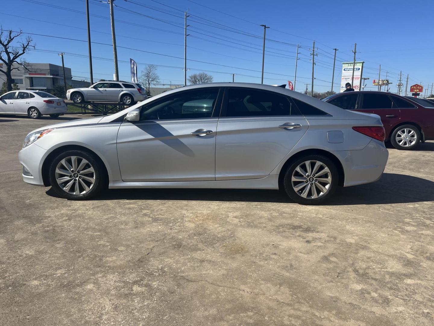 2014 silver /TAN Hyundai Sonata Limited Auto (5NPEC4ACXEH) with an 2.4L L4 DOHC 16V engine, 6-Speed Automatic transmission, located at 14700 Tomball Parkway 249, Houston, TX, 77086, (281) 444-2200, 29.928619, -95.504074 - Photo#4