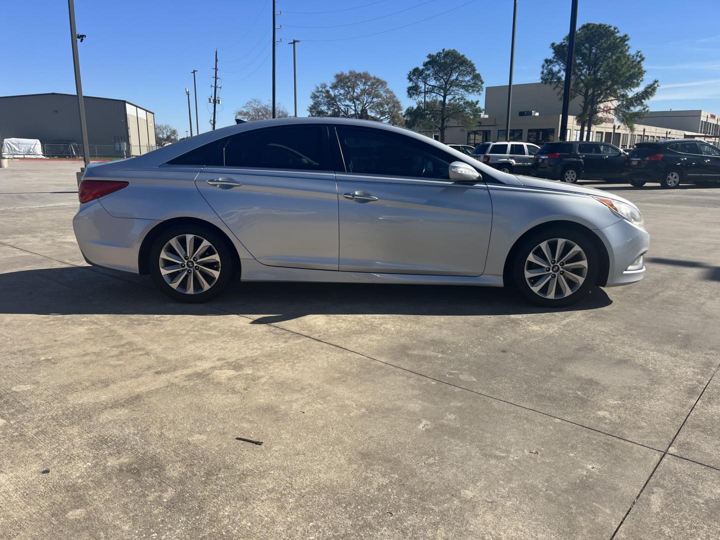 2014 silver /TAN Hyundai Sonata Limited Auto (5NPEC4ACXEH) with an 2.4L L4 DOHC 16V engine, 6-Speed Automatic transmission, located at 14700 Tomball Parkway 249, Houston, TX, 77086, (281) 444-2200, 29.928619, -95.504074 - Photo#6