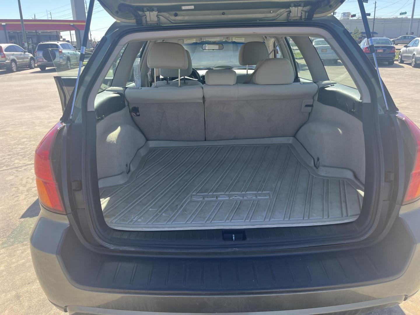 2006 green /gray Subaru Outback 2.5i Wagon (4S4BP61C967) with an 2.5L H4 SOHC 16V engine, 4-Speed Automatic Overdrive transmission, located at 14700 Tomball Parkway 249, Houston, TX, 77086, (281) 444-2200, 29.928619, -95.504074 - Photo#12