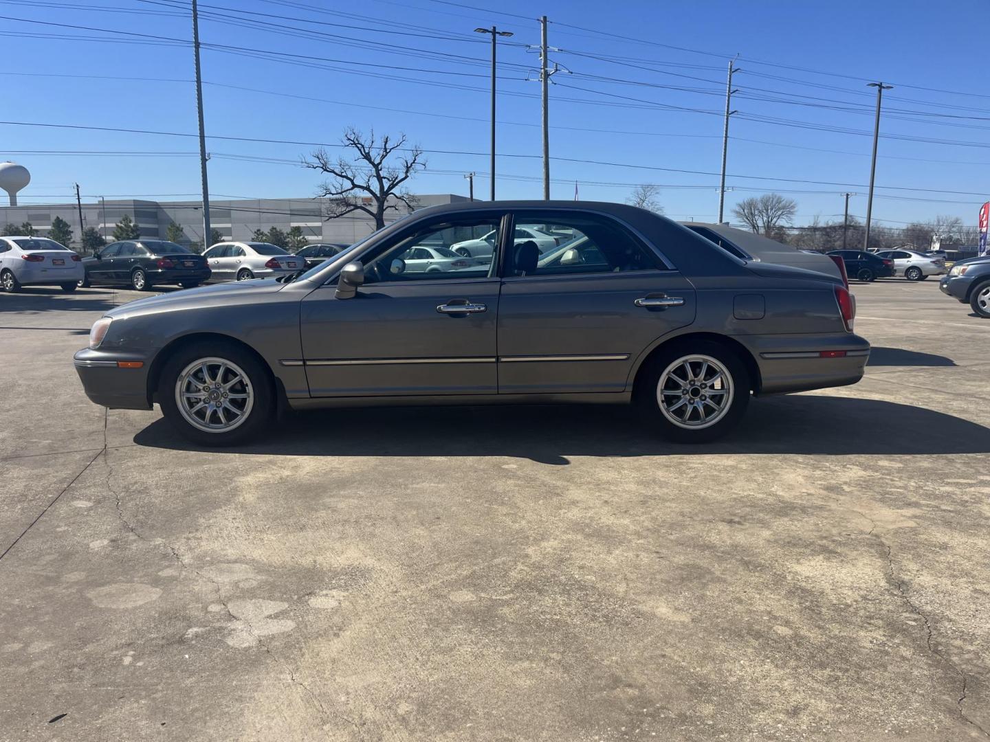 2002 green /TAN Hyundai XG350 Base (KMHFU45E52A) with an 3.5L V6 DOHC 24V engine, 5-Speed Automatic Overdrive transmission, located at 14700 Tomball Parkway 249, Houston, TX, 77086, (281) 444-2200, 29.928619, -95.504074 - Photo#5