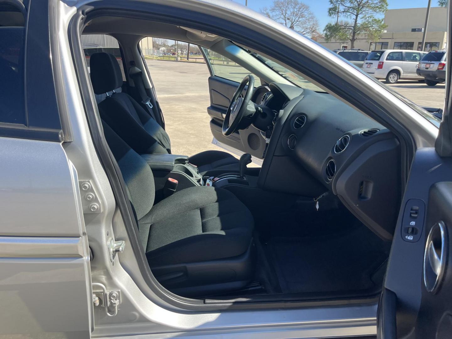 2006 SILVER /black Pontiac Grand Prix Base (2G2WP552761) with an 3.8L V6 OHV 12V engine, 4-Speed Automatic Overdrive transmission, located at 14700 Tomball Parkway 249, Houston, TX, 77086, (281) 444-2200, 29.928619, -95.504074 - Photo#10