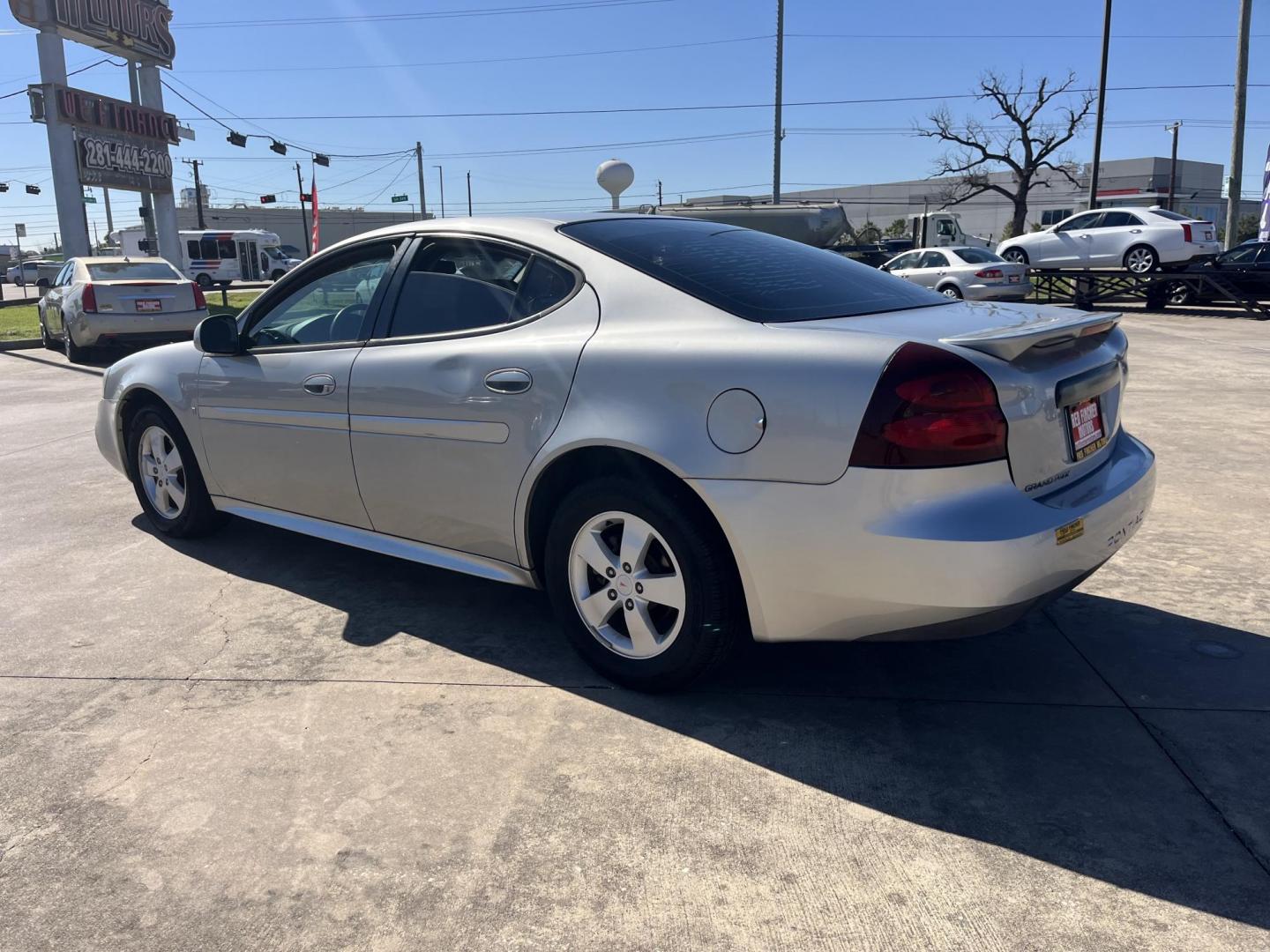 2006 SILVER /black Pontiac Grand Prix Base (2G2WP552761) with an 3.8L V6 OHV 12V engine, 4-Speed Automatic Overdrive transmission, located at 14700 Tomball Parkway 249, Houston, TX, 77086, (281) 444-2200, 29.928619, -95.504074 - Photo#3