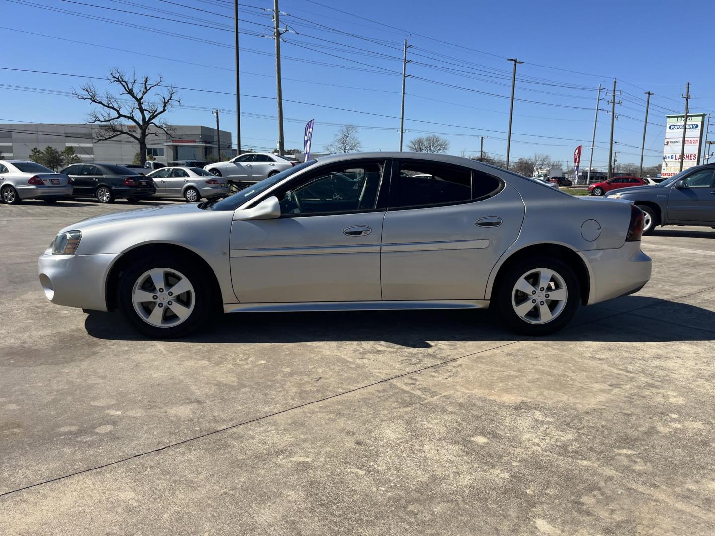 2006 SILVER /black Pontiac Grand Prix Base (2G2WP552761) with an 3.8L V6 OHV 12V engine, 4-Speed Automatic Overdrive transmission, located at 14700 Tomball Parkway 249, Houston, TX, 77086, (281) 444-2200, 29.928619, -95.504074 - Photo#4