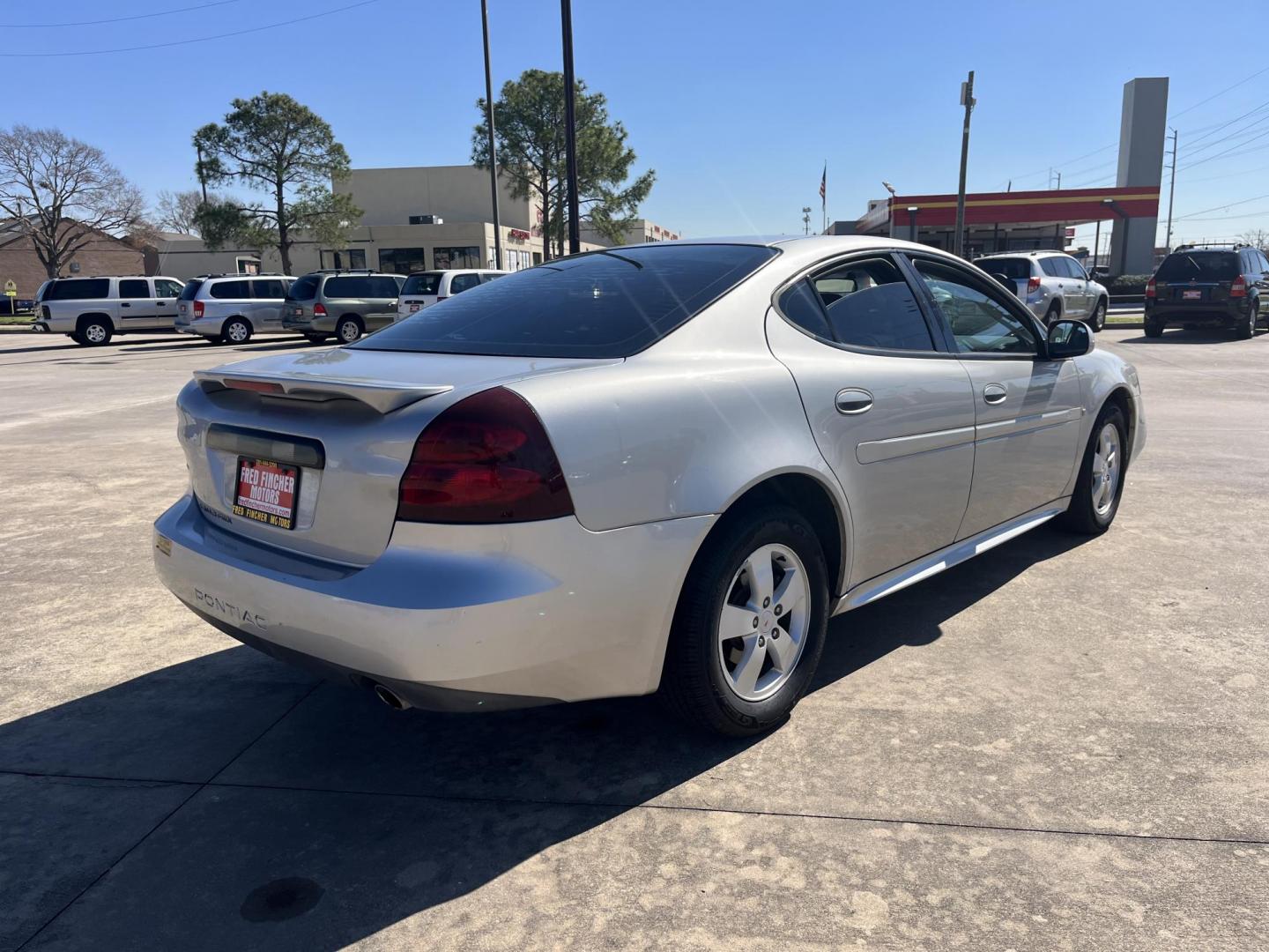 2006 SILVER /black Pontiac Grand Prix Base (2G2WP552761) with an 3.8L V6 OHV 12V engine, 4-Speed Automatic Overdrive transmission, located at 14700 Tomball Parkway 249, Houston, TX, 77086, (281) 444-2200, 29.928619, -95.504074 - Photo#7