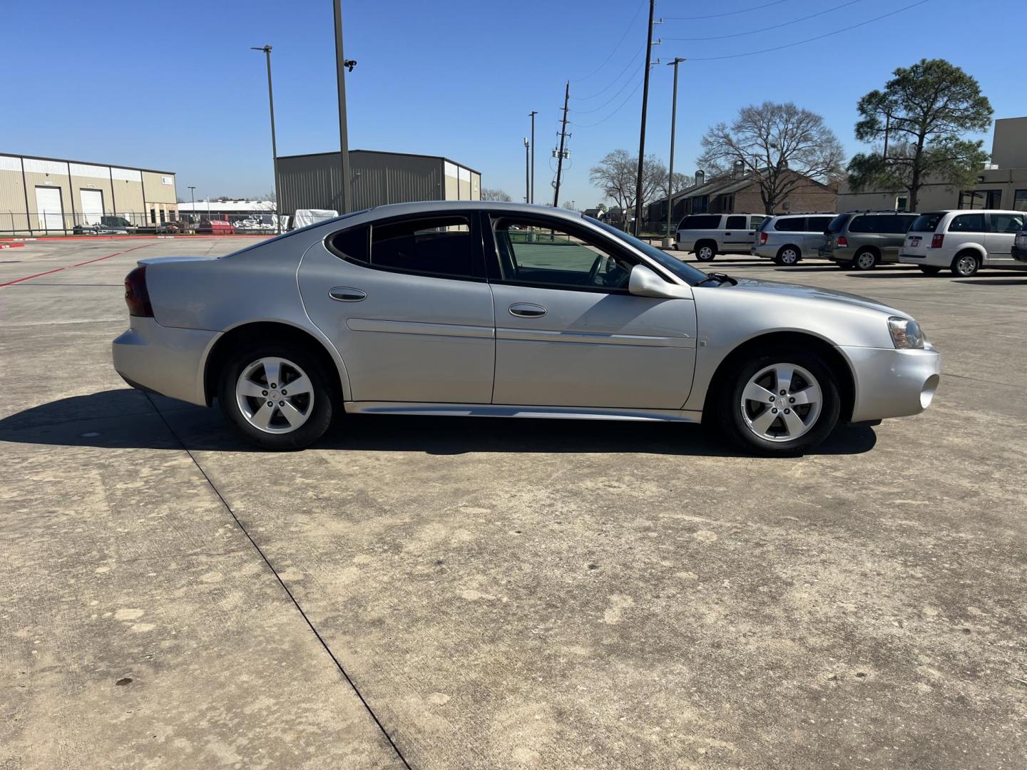 2006 SILVER /black Pontiac Grand Prix Base (2G2WP552761) with an 3.8L V6 OHV 12V engine, 4-Speed Automatic Overdrive transmission, located at 14700 Tomball Parkway 249, Houston, TX, 77086, (281) 444-2200, 29.928619, -95.504074 - Photo#8