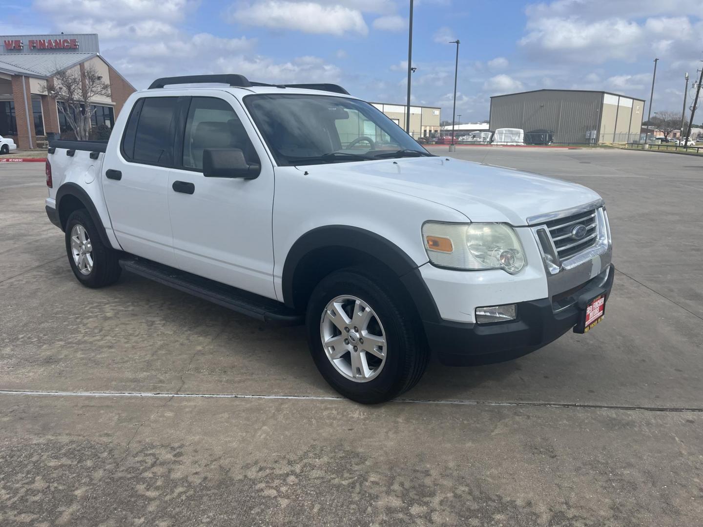 2007 white /black Ford Explorer Sport Trac XLT 4.0L 2WD (1FMEU31K27U) with an 4.0L V6 SOHC 12V FFV engine, 5-Speed Automatic Overdrive transmission, located at 14700 Tomball Parkway 249, Houston, TX, 77086, (281) 444-2200, 29.928619, -95.504074 - Photo#0