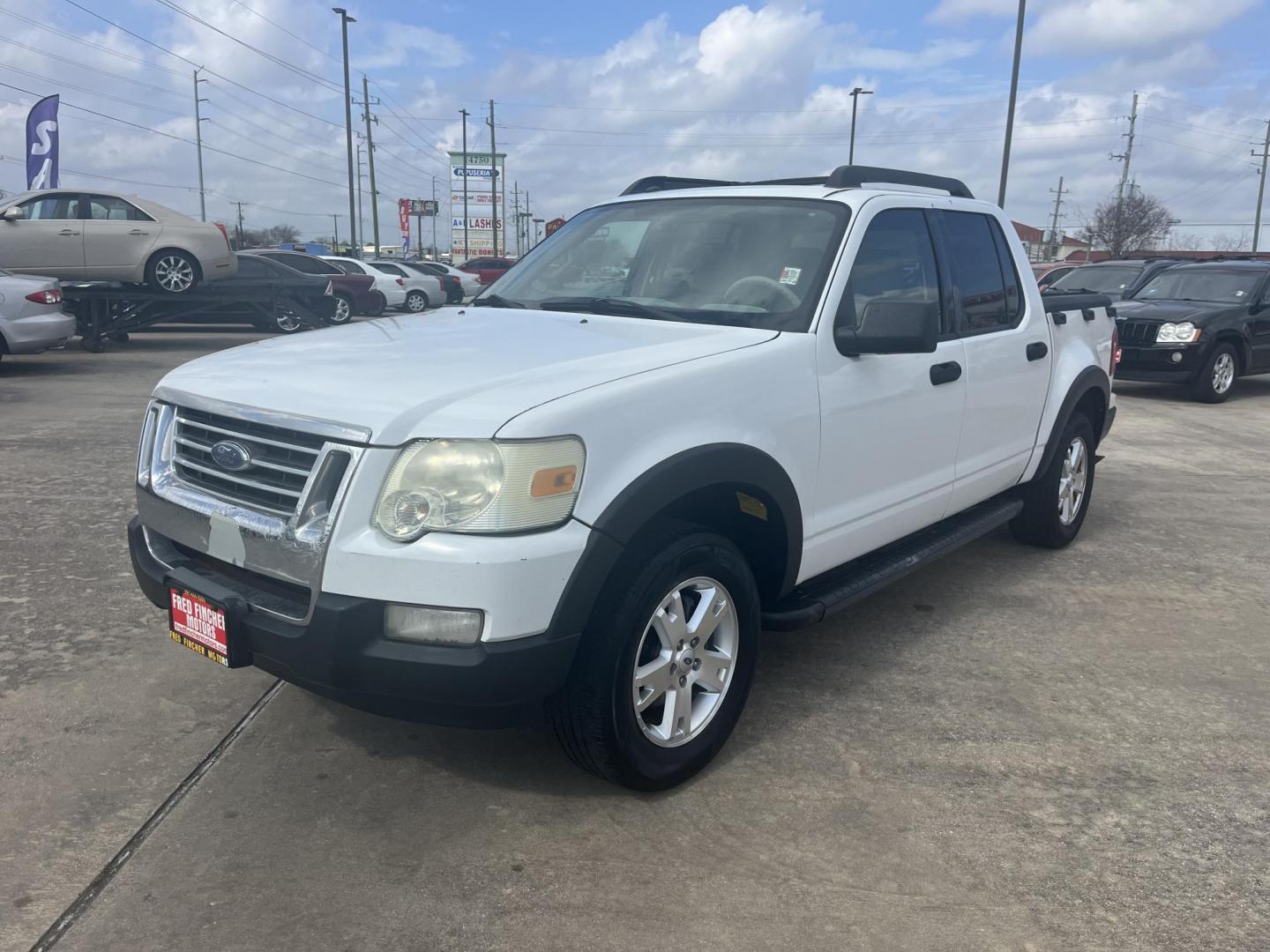 2007 white /black Ford Explorer Sport Trac XLT 4.0L 2WD (1FMEU31K27U) with an 4.0L V6 SOHC 12V FFV engine, 5-Speed Automatic Overdrive transmission, located at 14700 Tomball Parkway 249, Houston, TX, 77086, (281) 444-2200, 29.928619, -95.504074 - Photo#1