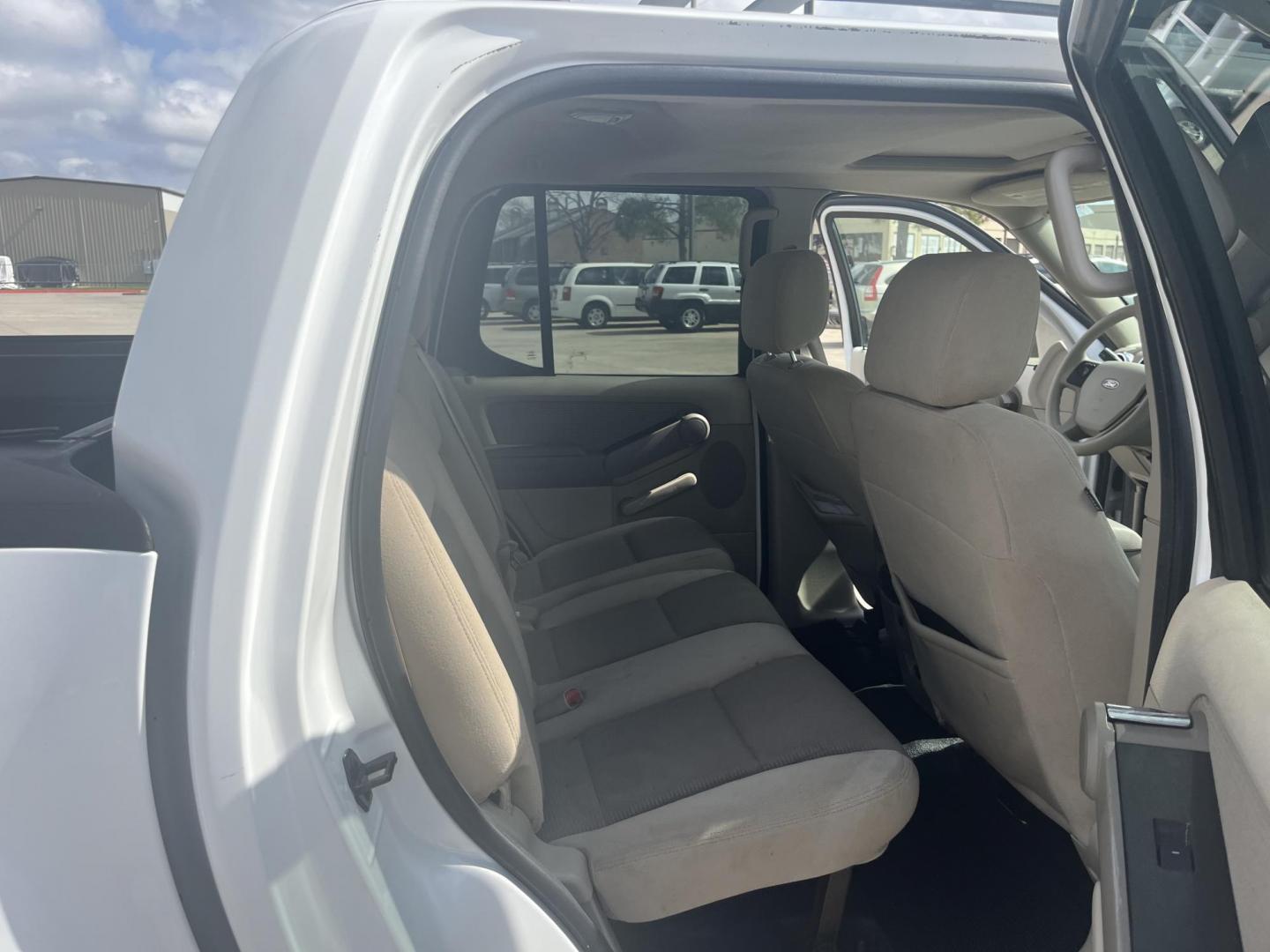 2007 white /black Ford Explorer Sport Trac XLT 4.0L 2WD (1FMEU31K27U) with an 4.0L V6 SOHC 12V FFV engine, 5-Speed Automatic Overdrive transmission, located at 14700 Tomball Parkway 249, Houston, TX, 77086, (281) 444-2200, 29.928619, -95.504074 - Photo#12