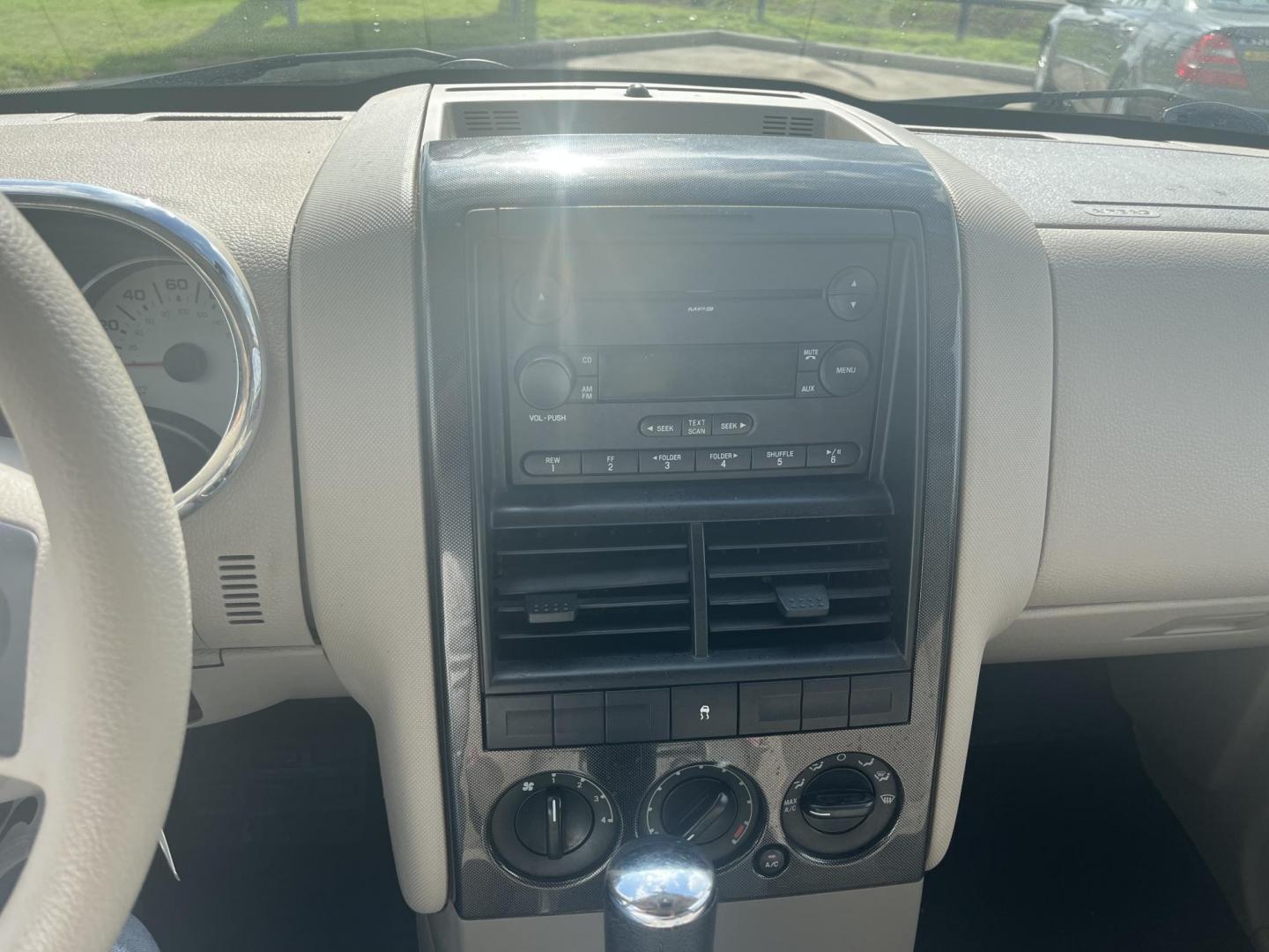 2007 white /black Ford Explorer Sport Trac XLT 4.0L 2WD (1FMEU31K27U) with an 4.0L V6 SOHC 12V FFV engine, 5-Speed Automatic Overdrive transmission, located at 14700 Tomball Parkway 249, Houston, TX, 77086, (281) 444-2200, 29.928619, -95.504074 - Photo#15