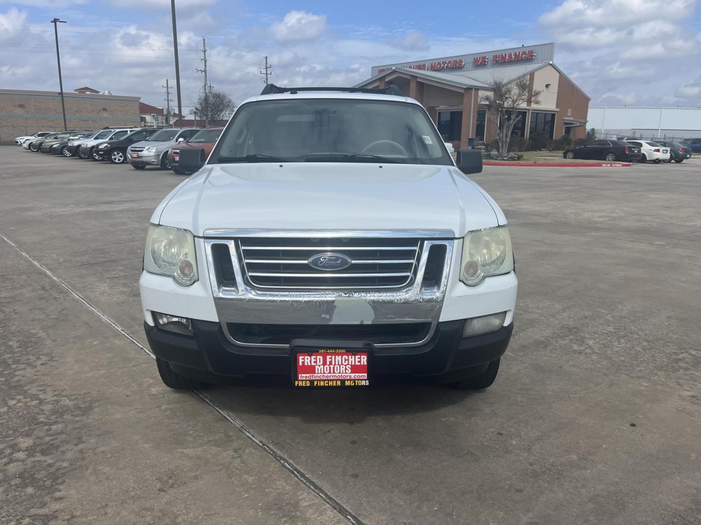 2007 white /black Ford Explorer Sport Trac XLT 4.0L 2WD (1FMEU31K27U) with an 4.0L V6 SOHC 12V FFV engine, 5-Speed Automatic Overdrive transmission, located at 14700 Tomball Parkway 249, Houston, TX, 77086, (281) 444-2200, 29.928619, -95.504074 - Photo#2