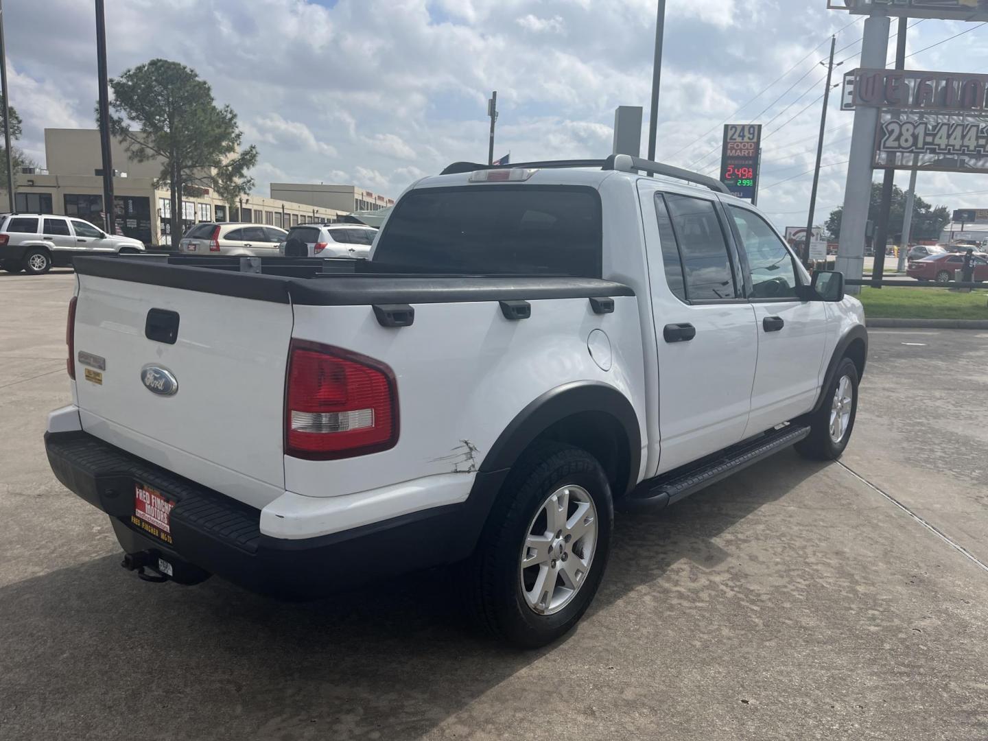 2007 white /black Ford Explorer Sport Trac XLT 4.0L 2WD (1FMEU31K27U) with an 4.0L V6 SOHC 12V FFV engine, 5-Speed Automatic Overdrive transmission, located at 14700 Tomball Parkway 249, Houston, TX, 77086, (281) 444-2200, 29.928619, -95.504074 - Photo#4