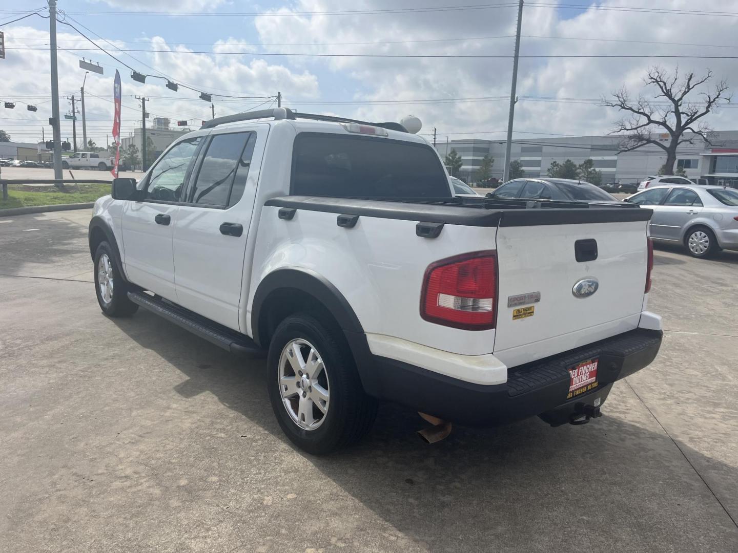 2007 white /black Ford Explorer Sport Trac XLT 4.0L 2WD (1FMEU31K27U) with an 4.0L V6 SOHC 12V FFV engine, 5-Speed Automatic Overdrive transmission, located at 14700 Tomball Parkway 249, Houston, TX, 77086, (281) 444-2200, 29.928619, -95.504074 - Photo#5