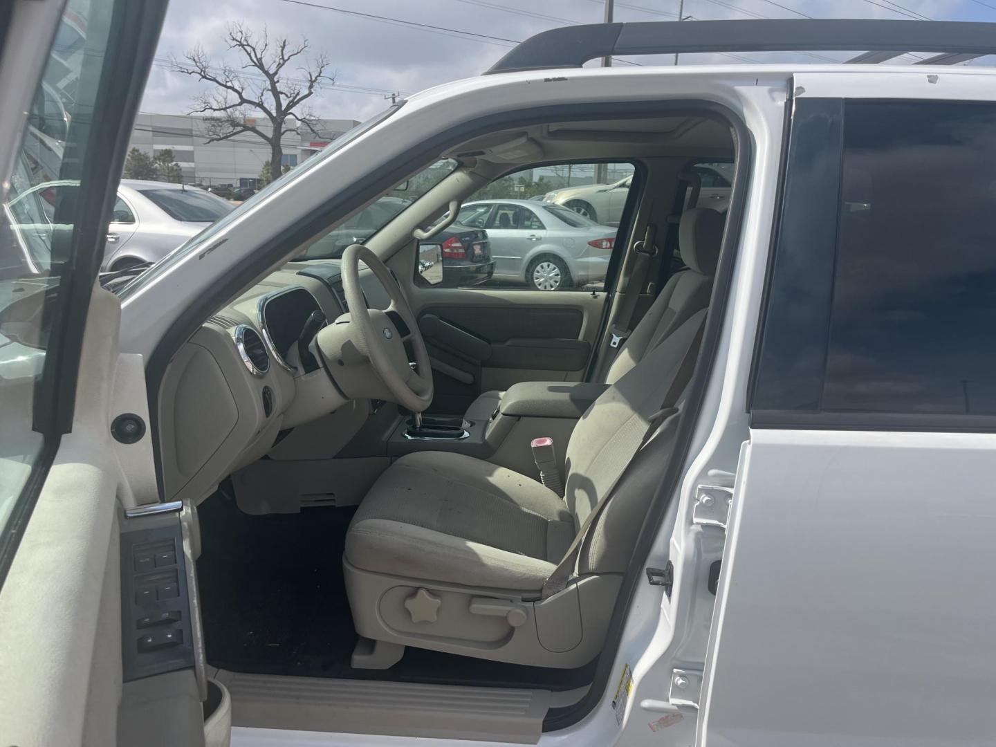 2007 white /black Ford Explorer Sport Trac XLT 4.0L 2WD (1FMEU31K27U) with an 4.0L V6 SOHC 12V FFV engine, 5-Speed Automatic Overdrive transmission, located at 14700 Tomball Parkway 249, Houston, TX, 77086, (281) 444-2200, 29.928619, -95.504074 - Photo#8