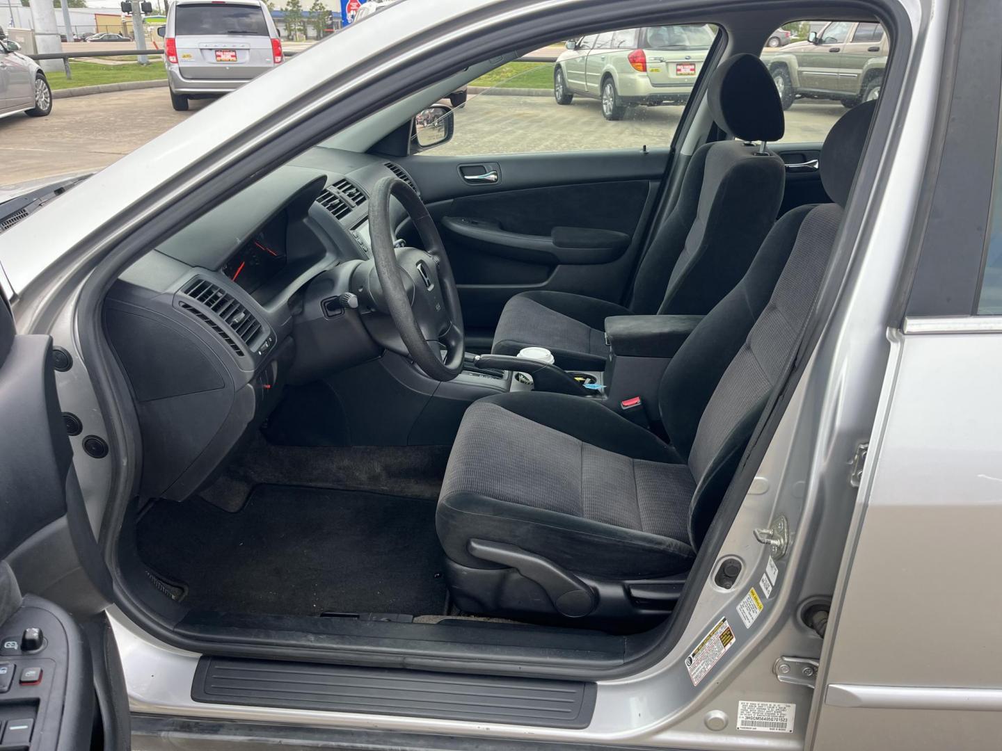 2005 silver /gray Honda Accord LX sedan AT (3HGCM56405G) with an 2.4L L4 DOHC 16V engine, 5-Speed Automatic Overdrive transmission, located at 14700 Tomball Parkway 249, Houston, TX, 77086, (281) 444-2200, 29.928619, -95.504074 - Photo#9